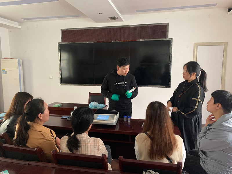 歐柯奇售后在漯河市某農(nóng)技服務單位開展農(nóng)殘速測儀技術培訓